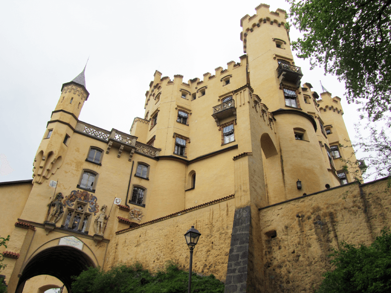 Eingangsbereich und hohe Türme der Schlosses