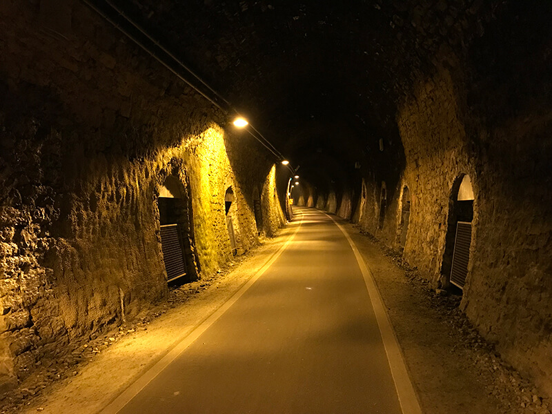 Im beleuchteten Milseburgtunnel