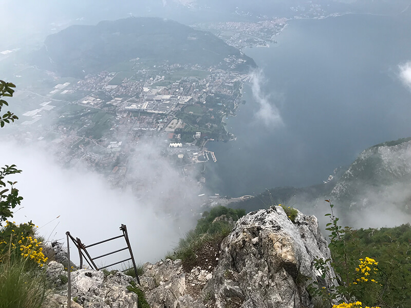 spektakulärer Blick hinab auf Riva del Garda