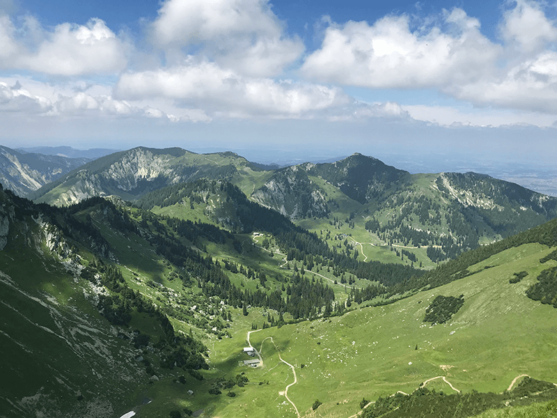 Blick in Tal mit Almwiesen und Tannenwäldern