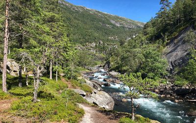 Durch das Tal der Wasserfälle bei Kinsarvik