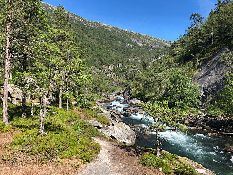 Durch das Tal der Wasserfälle bei Kinsarvik