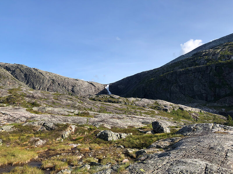 Der Nykkjesøyfossen stürzt 80 Meter tosend durch die Felsen