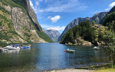 Wandern am Ufer des Nærøyfjord