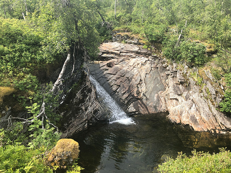 Eine von vielen kleinen Gumpen mit Wasserfall