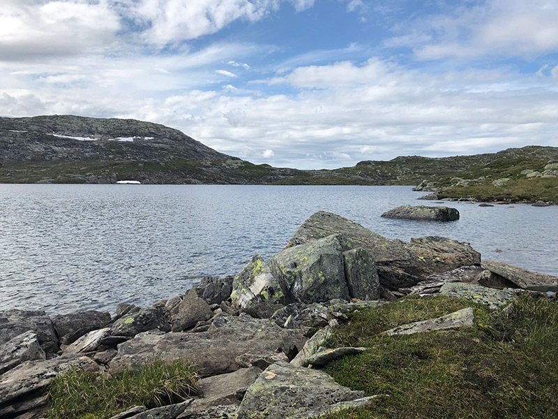 Der Bergsee Mykjedalsvatnet