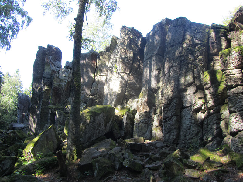 mittlere Steinwand mit niedrigeren Felsen