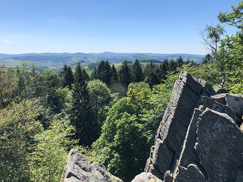 Ausblick von der vorderen Steinwand bis in die bayrische Rhön