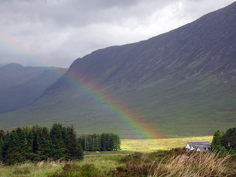 Regenbogen über kleiner Farm in den Highlands