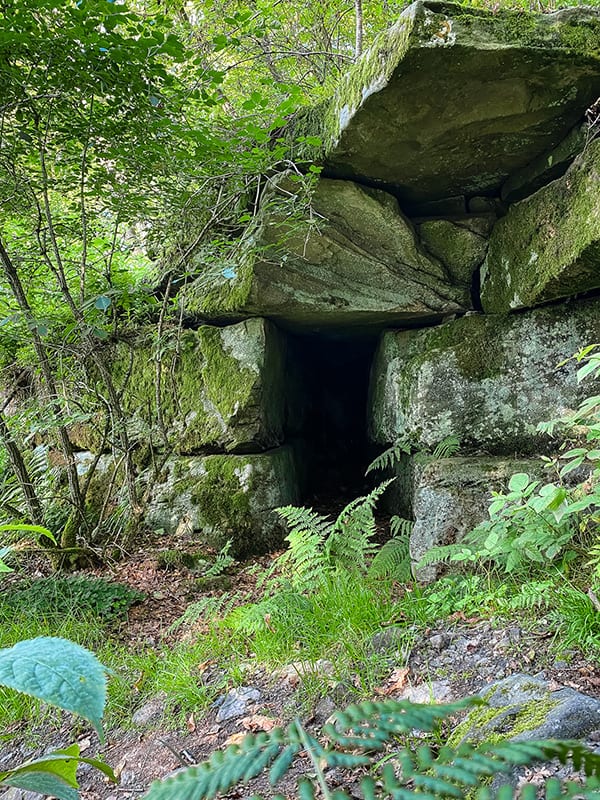 kleine Höhle zwischen den Felsplatten