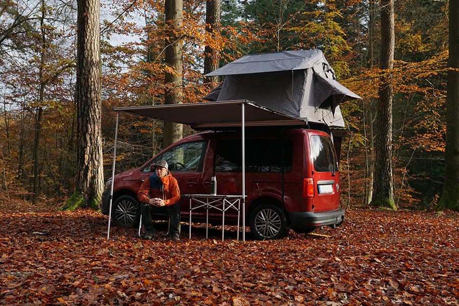 VW Caddy mit Dachzelt und Markise von OutdoorU