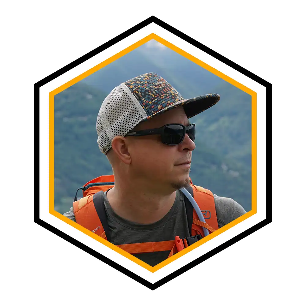 Profilbild Stefan mit Basecap und Sonnenbrille
