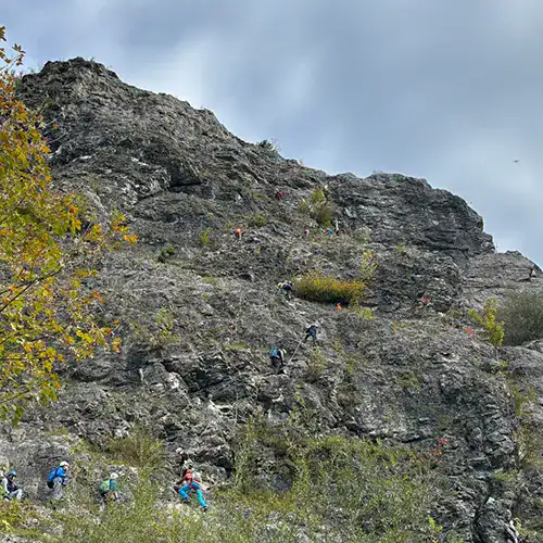 See You on the Outside Ostrachtaler Klettersteig 04 Viel Betrieb am Eingang des Klettersteigs