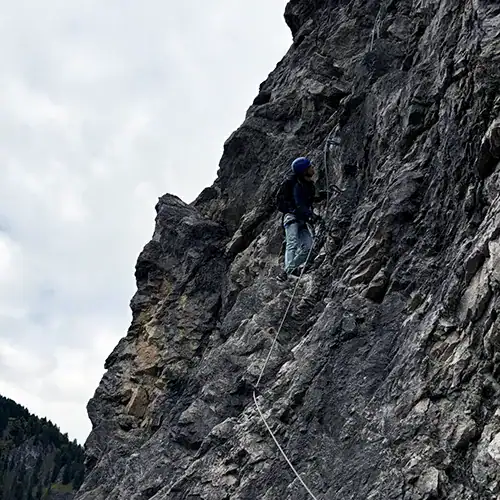 See You on the Outside Ostrachtaler Klettersteig 08 Kletterer kurz vor der Schlüsselstelle im Klettersteig