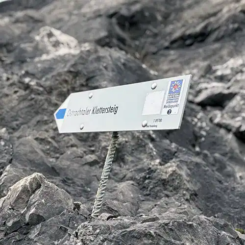 See You on the Outside Ostrachtaler Klettersteig 09 Wegweiser im Fels