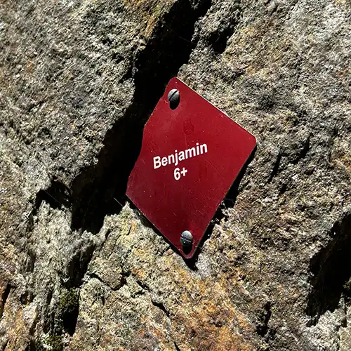 See You on the Outside Klettergarten Offner Fels 06 Schild mit Routenname am Einstieg
