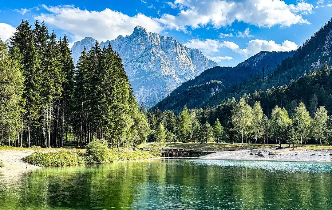 See You on the Outside Kranjska Gora 01 Türkisfarbener Jasna-See vor den Bergen des Triglav Nationalparks