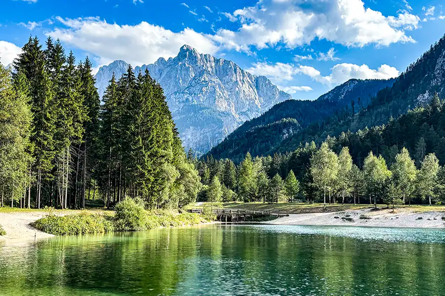 Türkisfarbener Jasna-See vor den Bergen des Triglav Nationalparks