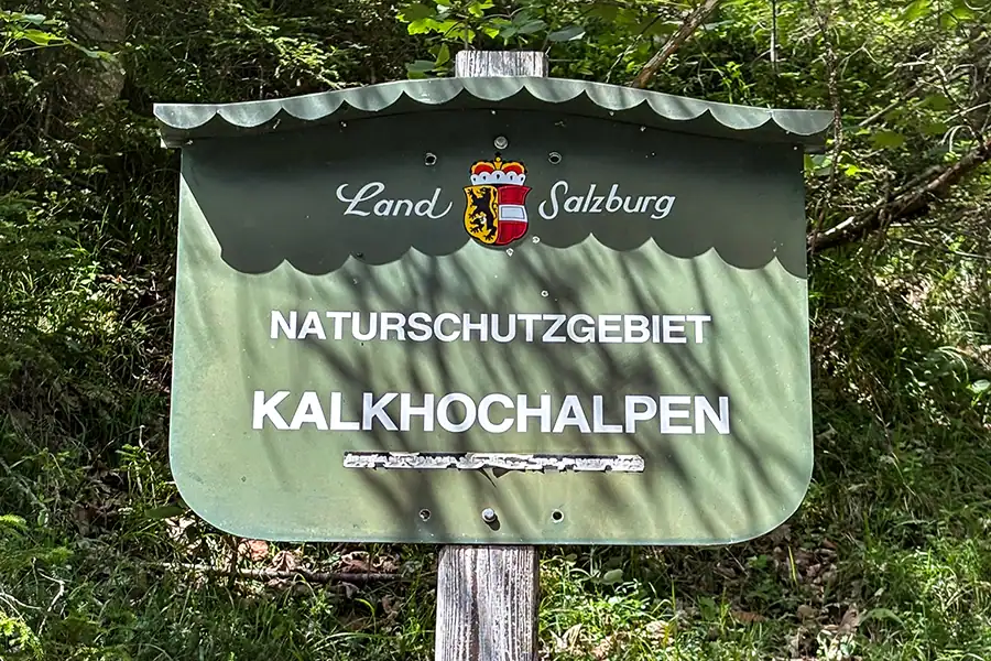 See You on the Outside Peter Wiechenthaler Hütte 02 Hinweistafel Naturschutzgebiet Kalkhochalpen