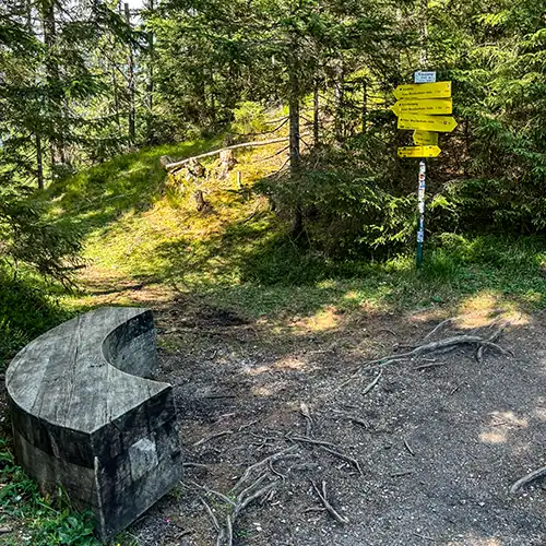 See You on the Outside Peter Wiechenthaler Hütte 08 Am Kreuzweg mit Bank und Wegweisern