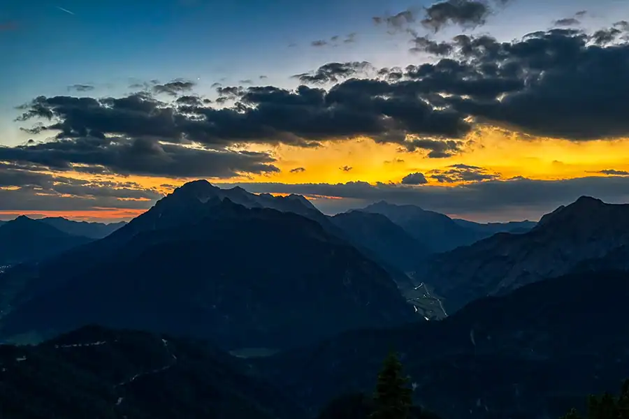 See You on the Outside Peter Wiechenthaler Hütte 16 Blaue Stunde in den Bergen